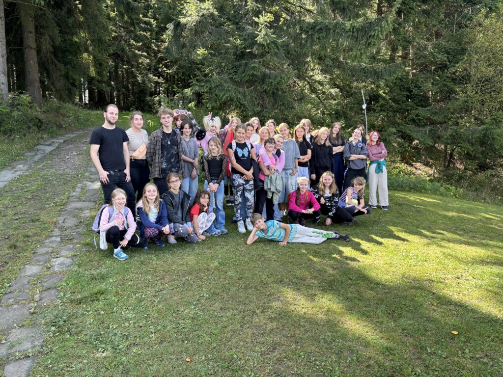 Plenér září 2025